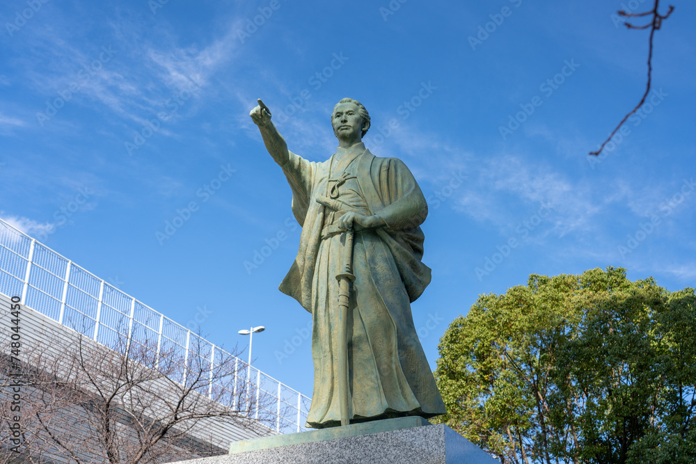 墨田区役所・うるおい広場の勝海舟の銅像 東京都 墨田区
