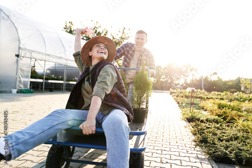 Foto Two gardeners having fun in the garden center