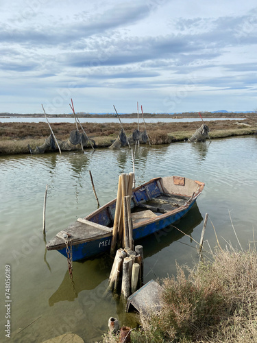Fototapeta Naklejka Na Ścianę i Meble -  Barque de pêche sur l'étang de l'Or, proche de Mauguio