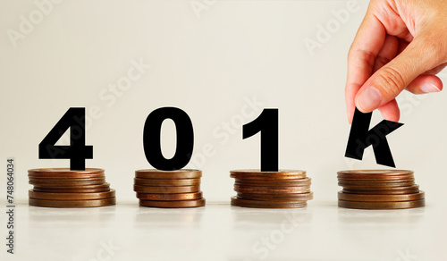 Fotografía 401k plan text stacked on coins as retirement savings concept