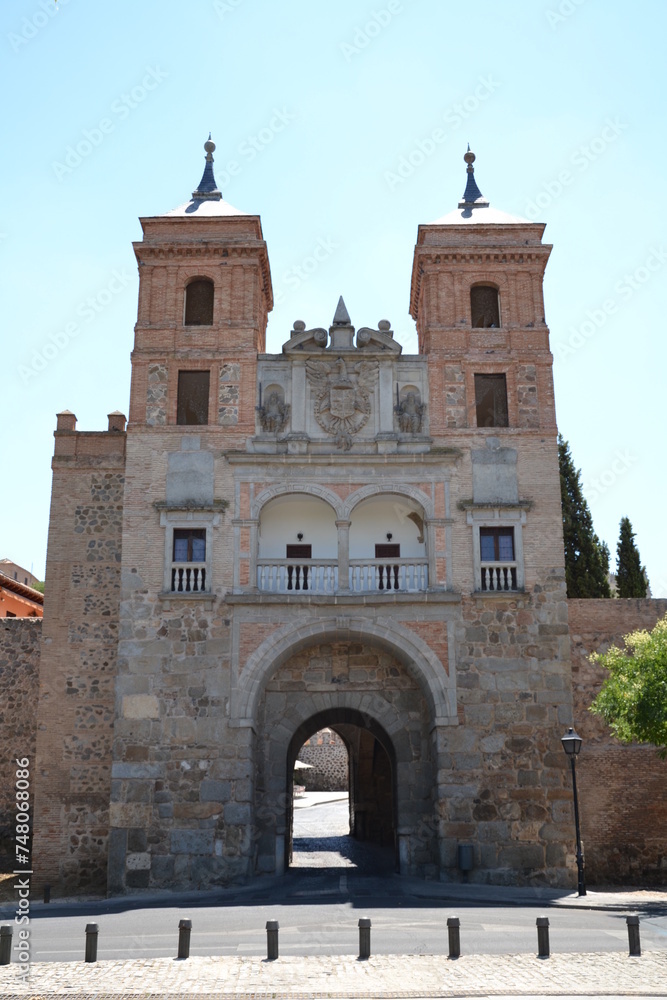 Tolède, espagne, 21 juillet 2015 : Porte Cambrón, l'une des nombreuses portes voûtées en pierre permettant d'entrer dans la ville 