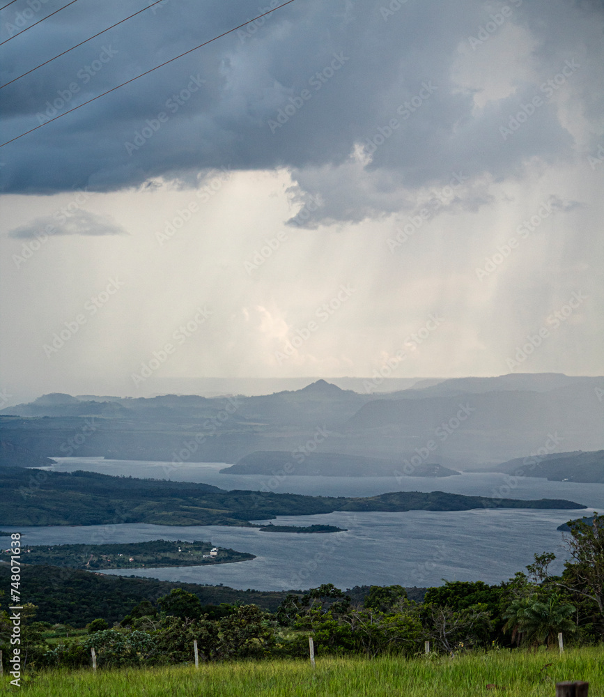 Uma linda paisagem da represa de Estreito-SP com uma forte chuva caindo sobre as montanhas.