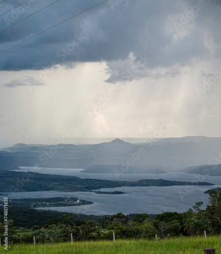 Uma linda paisagem da represa de Estreito-SP com uma forte chuva caindo sobre as montanhas.