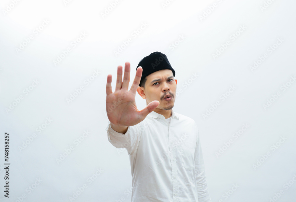 Naklejka premium Asian muslim man showing no or stop sign