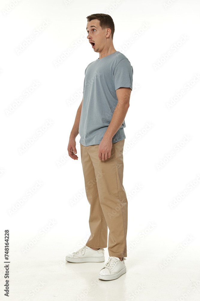 Naklejka premium surprised guy looking at camera on white studio background