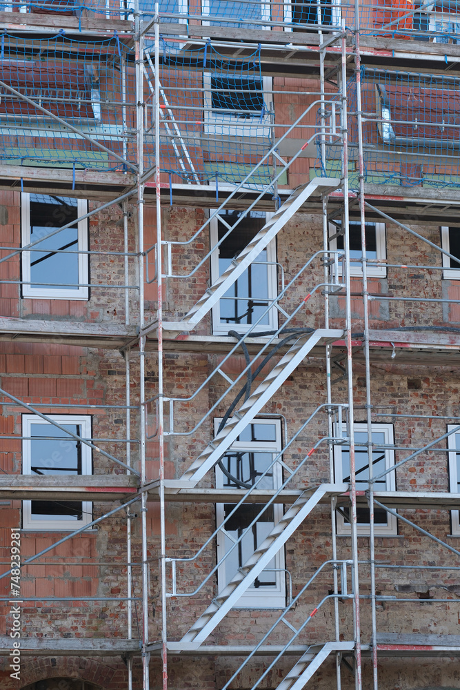 Gebäudesanierung, Baugerüst an einem Wohnhaus Gebäudesanierung, Baugerüst an einem Wohnhaus