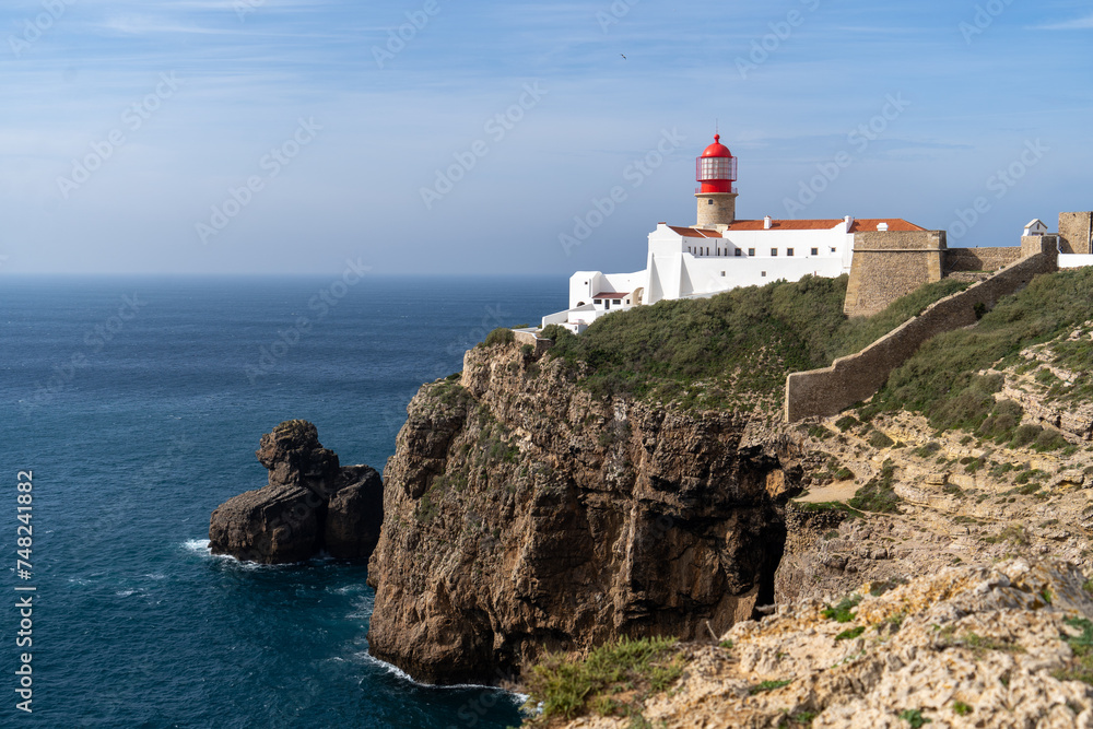 Ein Leuchtturm an der Küste thront auf den Felsen über dem Meer in Portugal an der Algarve bei Sagres