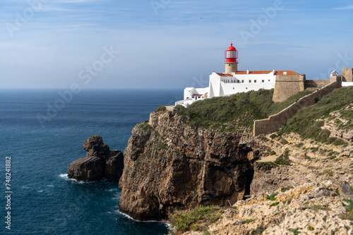 Ein Leuchtturm an der Küste thront auf den Felsen über dem Meer in Portugal an der Algarve bei Sagres