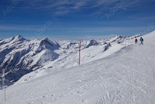 Paesaggio alpino innevato con piste da sci © giovanniluca