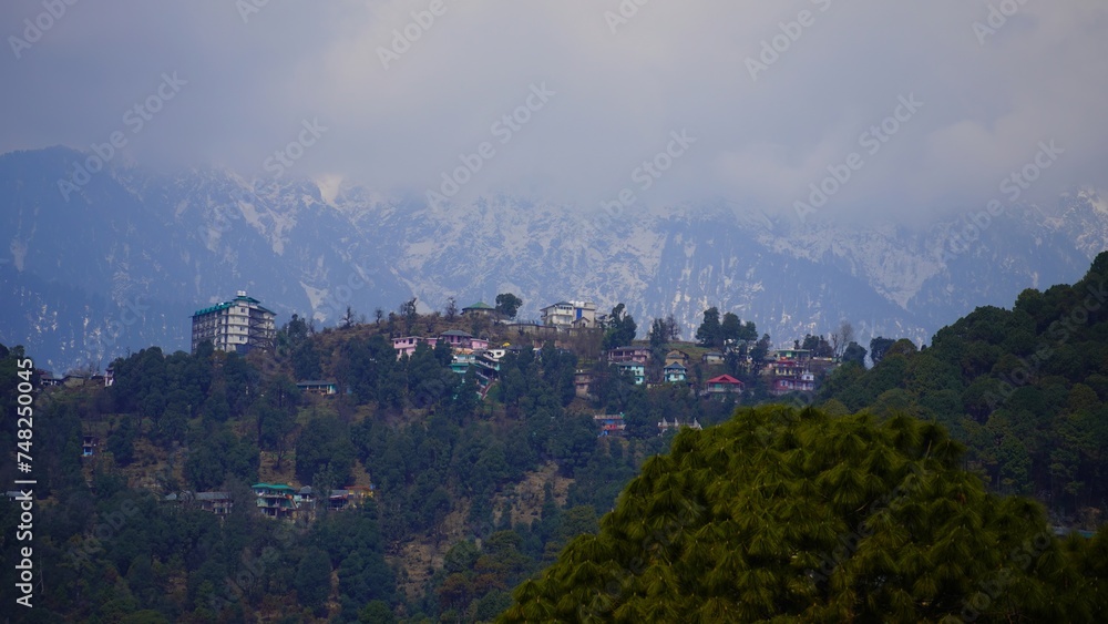 Obraz premium DharamshalaTown in Himachal Pradesh landscape of small village with mountain