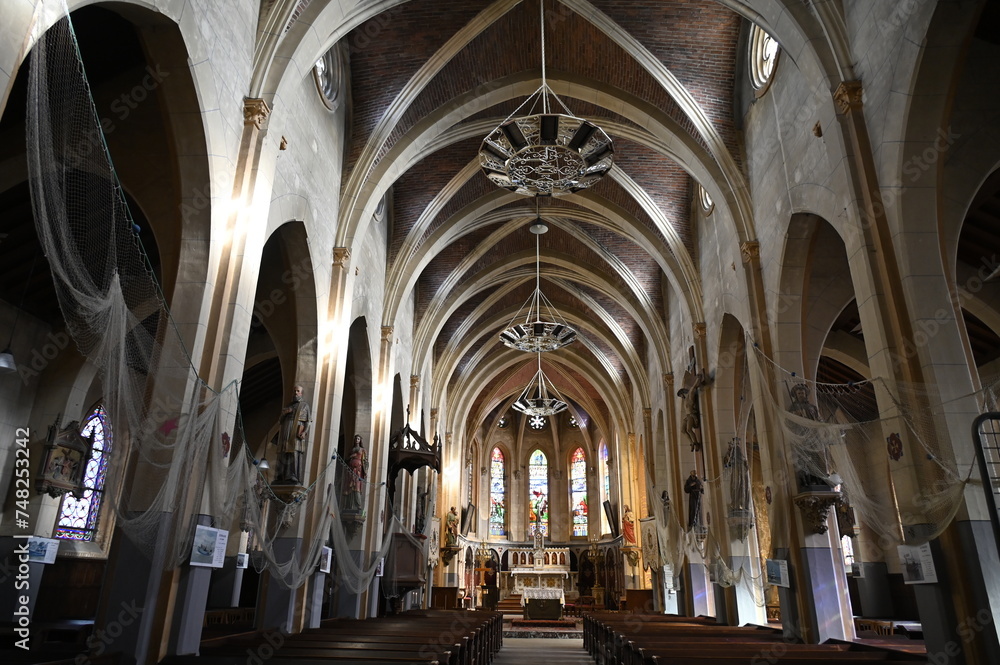 Intérieur d'une église dans le Crotoy en Baie de Somme