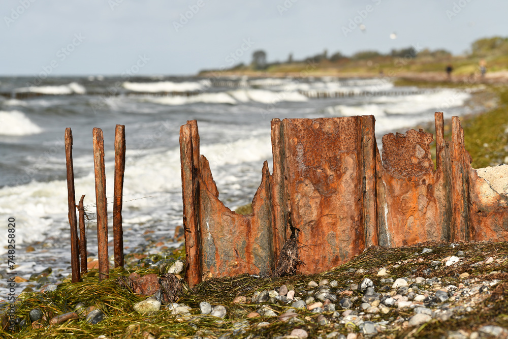 Reste einer Spundwand aus Eisen an der Ostseeküste bei Dranske, Insel Rügen, Deutschland Reste einer Spundwand aus Eisen an der Ostseeküste bei Dranske, Insel Rügen, Deutschland