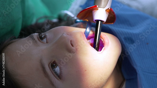 Foto Laser dentistry - close-up child's mouth applying laser, little girl at Destic o