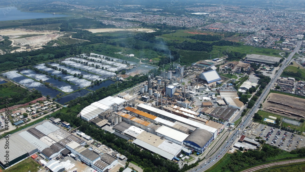 Planta industrial de uma fábrica de papel e celulose em Suzano, SP, Brasil