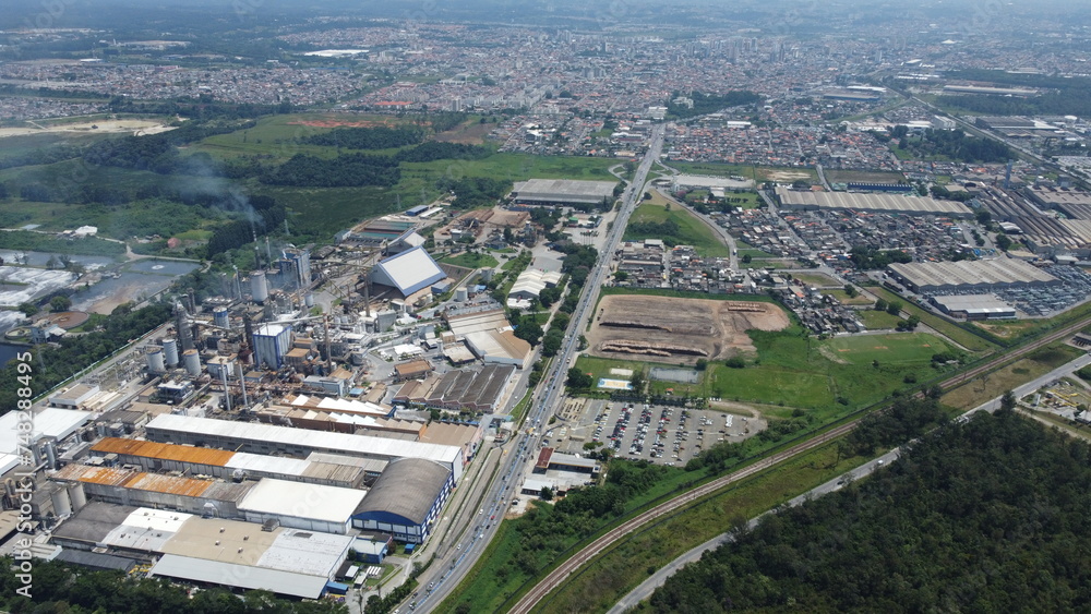 Visão aérea de uma planta industrial na cidade de Suzano, SP, Brasil