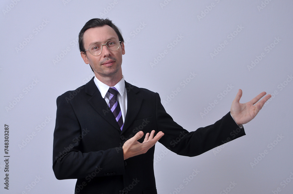 homem de negócios usando terno apontando braços para apresentação homem de negócios usando terno apontando braços para apresentação