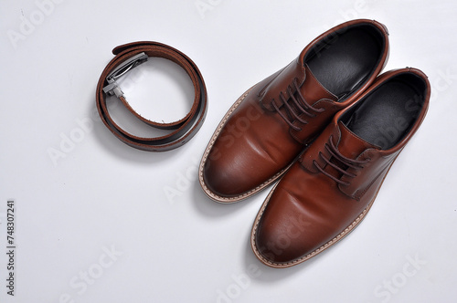 sapatos e cinta marrom 