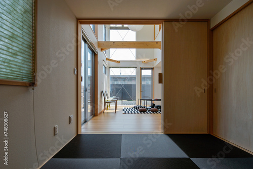 和室からリビングを見る