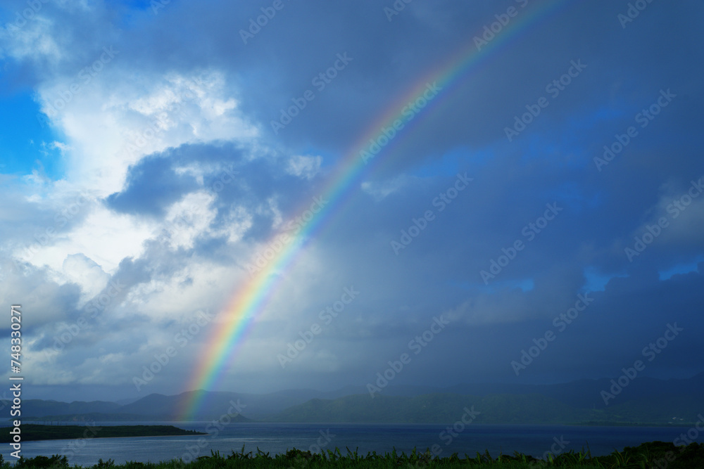 沖縄県小浜島　対岸の西表島に架かる虹