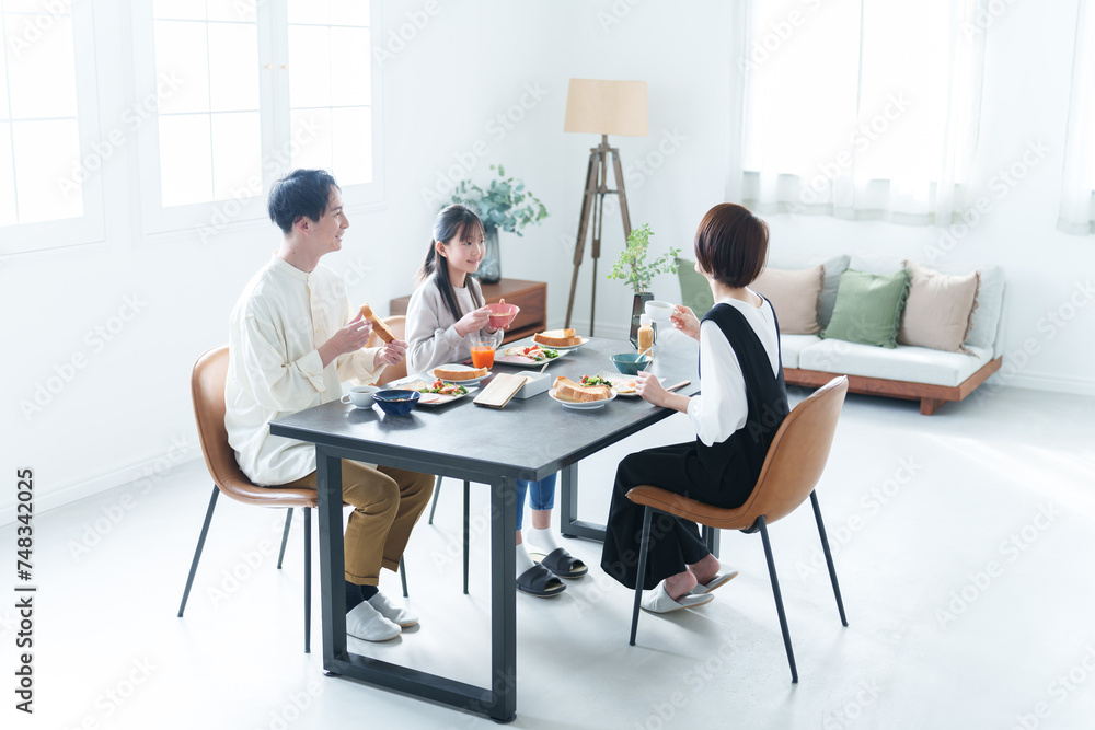 ダイニングで食事をする家族