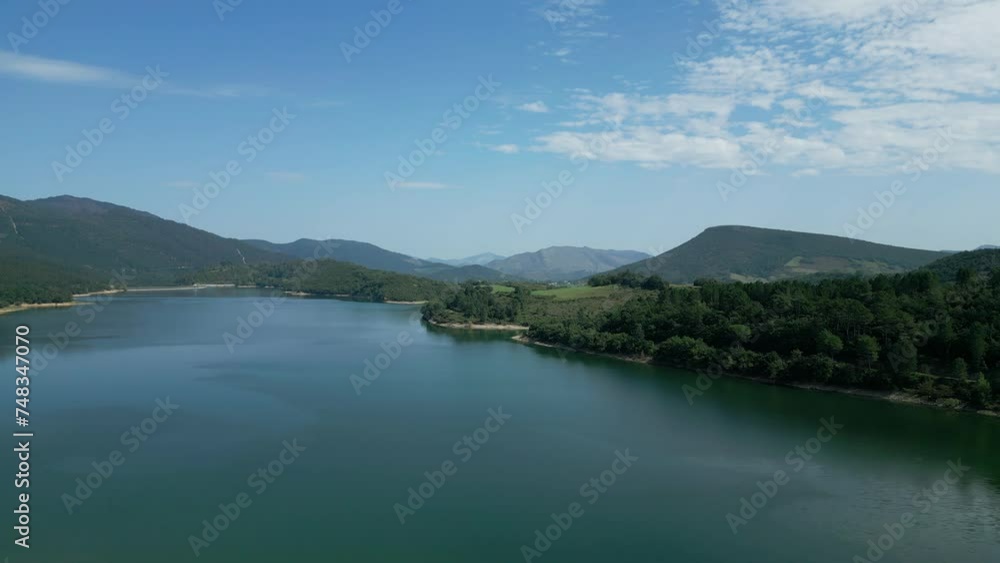 Vista aérea del embalse de Ordunte, Valle de Mena, Norte de Burgos, España Vista aérea del embalse de Ordunte, Valle de Mena, Norte de Burgos, España