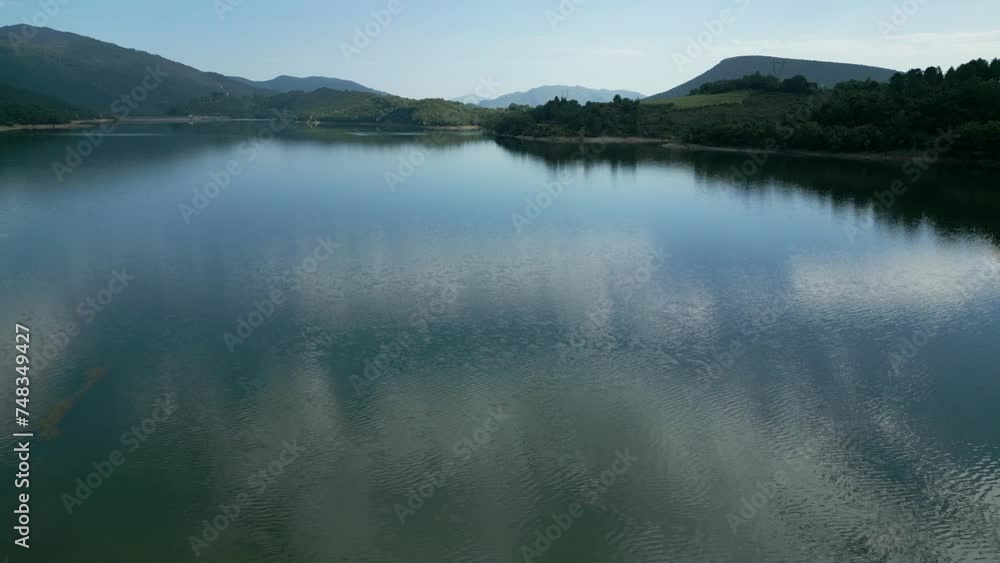 Vista aérea del embalse de Ordunte, Valle de Mena, Norte de Burgos, España Vista aérea del embalse de Ordunte, Valle de Mena, Norte de Burgos, España