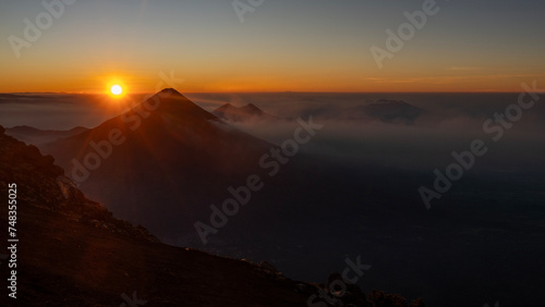 Sonnenaufgang vom Kraterrand des Vulkans Acatenango