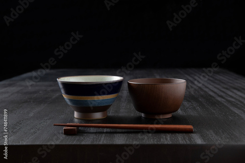 和食の背景、配膳された黒い食卓　茶碗と箸 photo