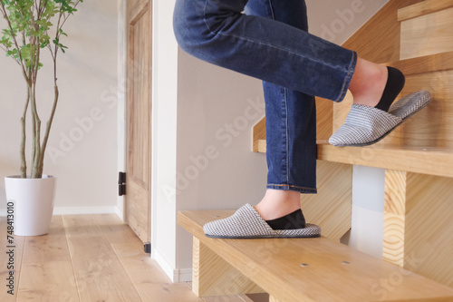 Canvas Print 階段を下りる女性