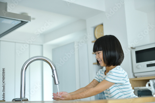 手を洗う日本人の女の子 photo