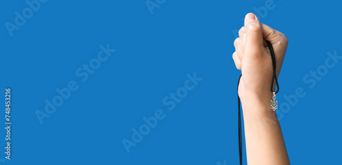 Woman holding chain with Uk...