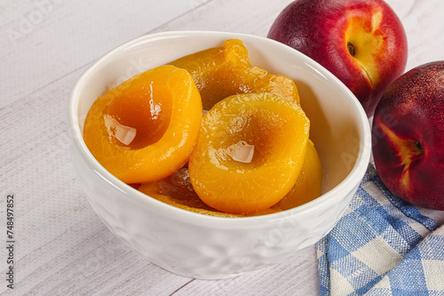 Canned peaches with sweet syrope