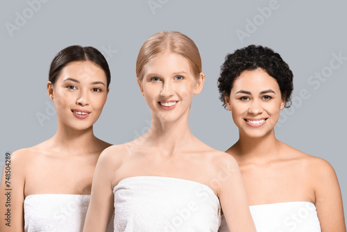 Beautiful young women on gr...