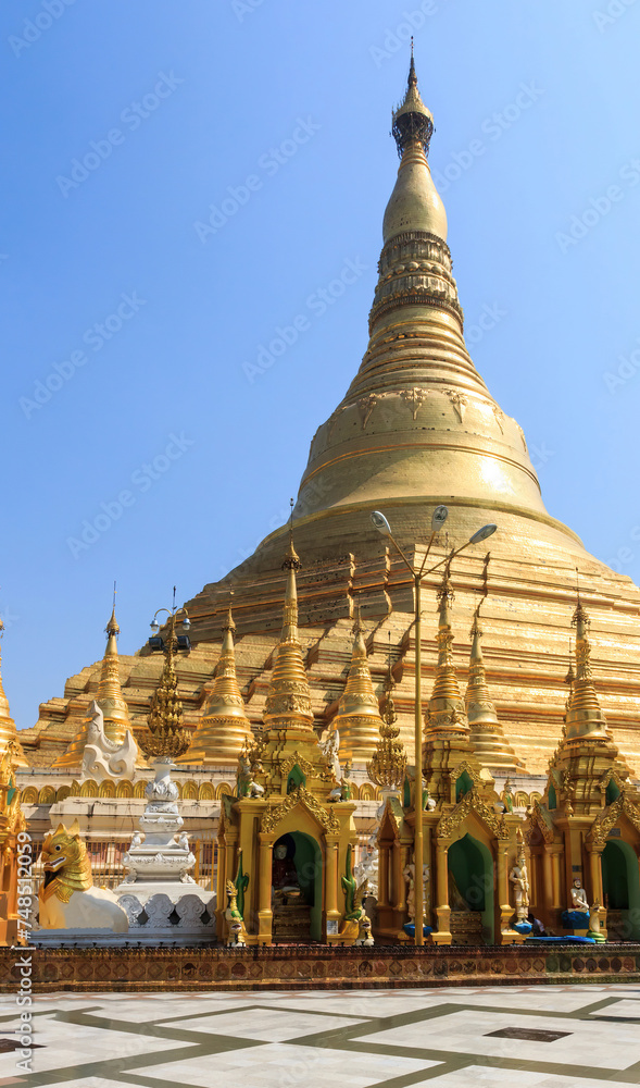 Fototapeta premium People visiting the Shwedagon Pagoda