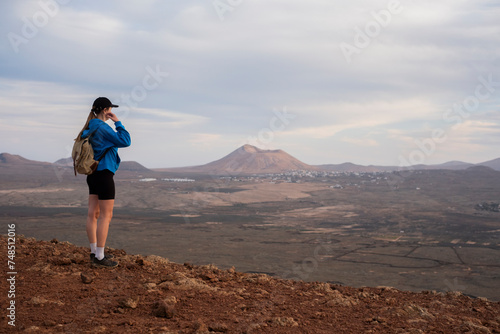 Mujer mochilera haciendo actividad al aire libre en Islas Canarias, volcán Calderón Hondo