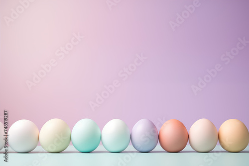 ligne d'œufs délicatement colorés à l'encre pour préparer les œufs décorés de Pâques. vieille tradition de la fin du carême chrétien. Fond violet et vert avec espace négatif pour texte copyspace