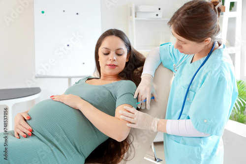 Young pregnant woman receiv...