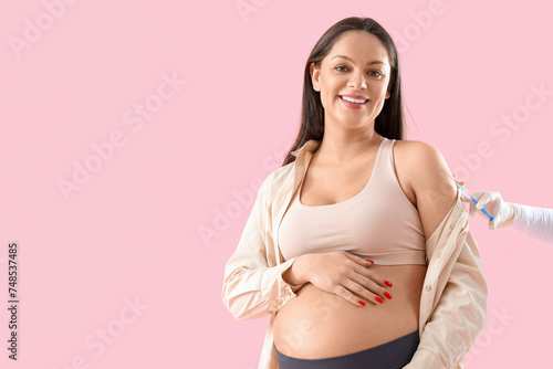 Young pregnant woman receiv...