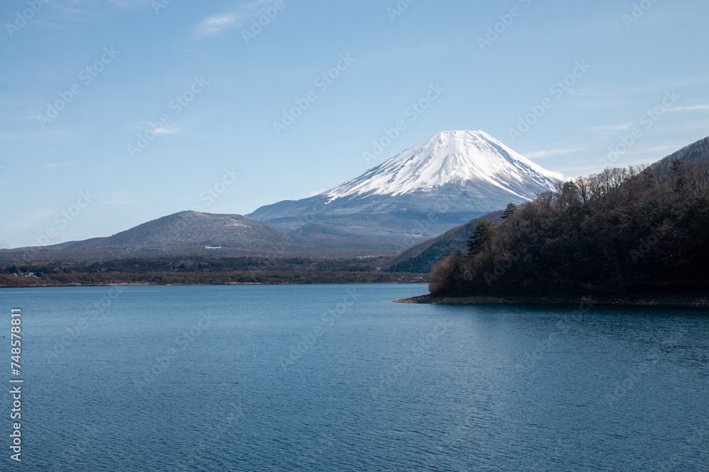 本栖湖から見た富士山