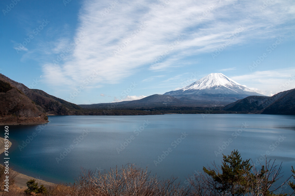 本栖湖から見た富士山