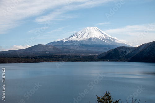 本栖湖から見た富士山 © leap111
