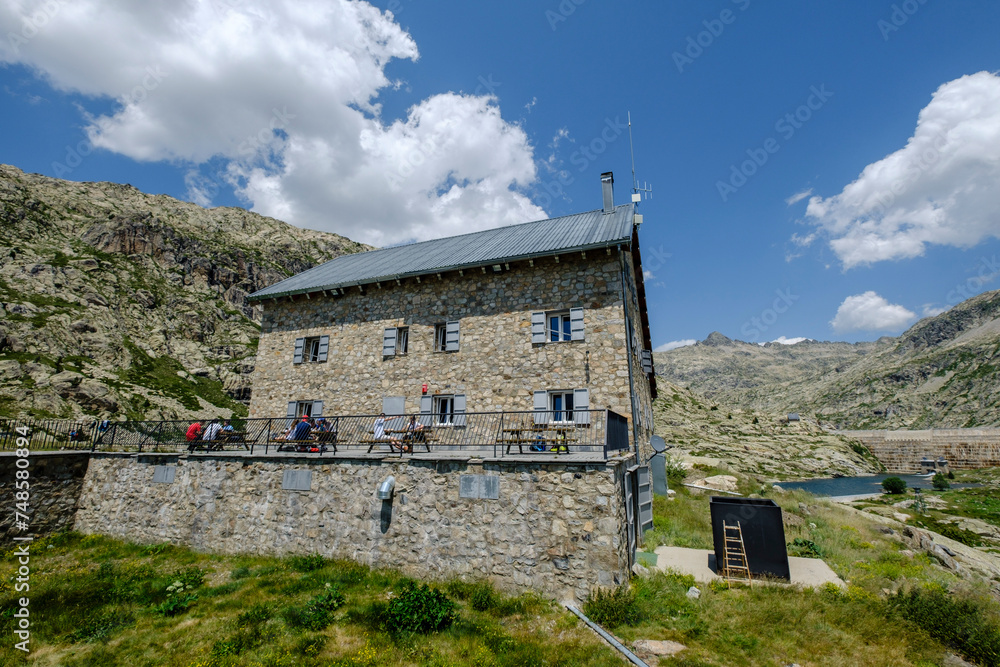 Bachimaña refuge, Ibones azules and Bachimaña alto route, Huesca province, Spain