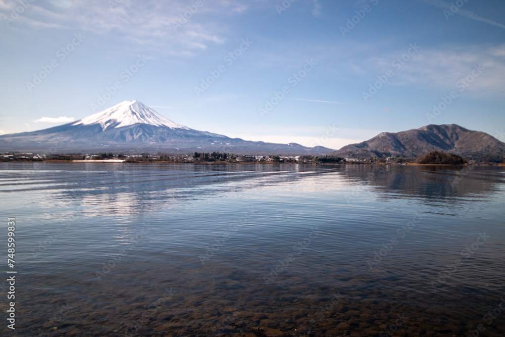湖面に映える富士山と河口湖