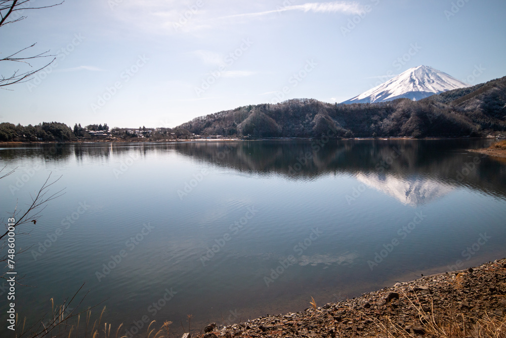 湖面に映える富士山と河口湖