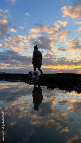 Ein Spaziergang mit dem Hund bei Sonnenuntergang. Himmel, Reflexion, Wolken, Frau, bewölkt, Farben