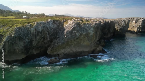 Vista aérea de los acantilados marítimos de los Bufones de Pria en el mar cantábrico con aguas turquesas y praderas verdes