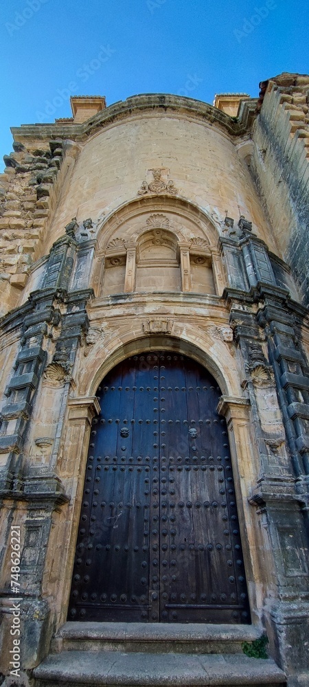 antigua y gran puerta de madera mostrando la arquitectura y diseño de la epoca