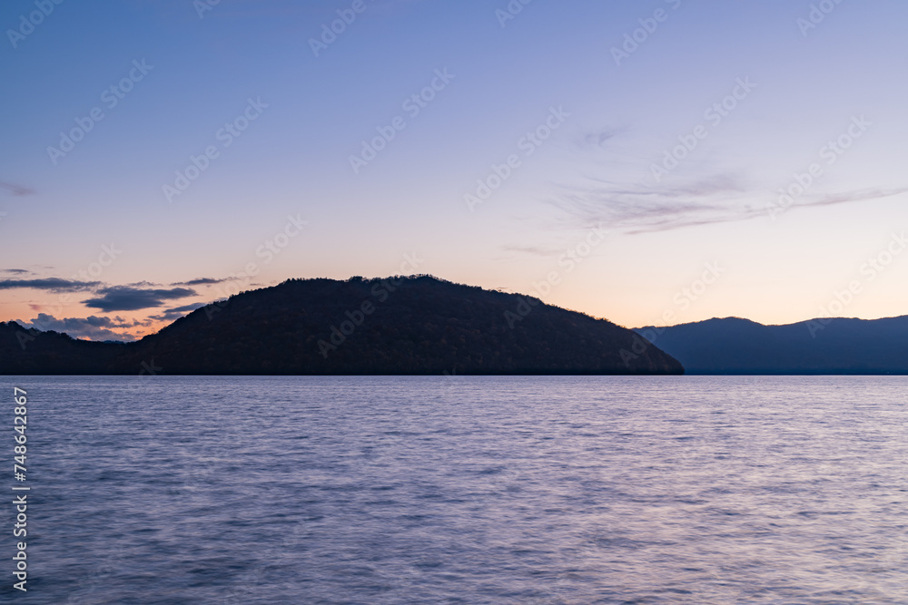 日本　青森県十和田市、十和田湖の子ノ口港から見える夕暮れ時の湖