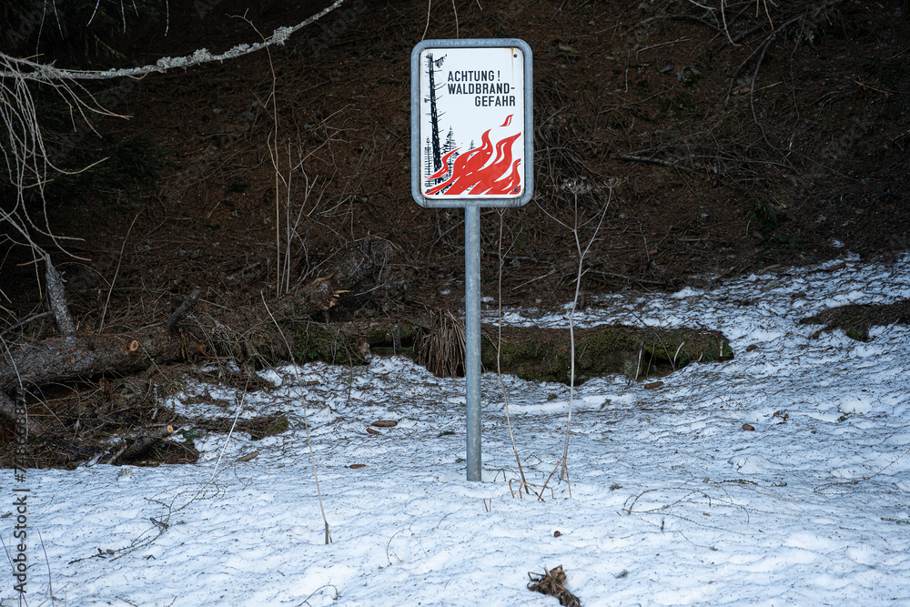 Warntafel: Waldbrandgefahr, Hospental, Kanton Uri, Schweiz - obrazy, fototapety, plakaty 
