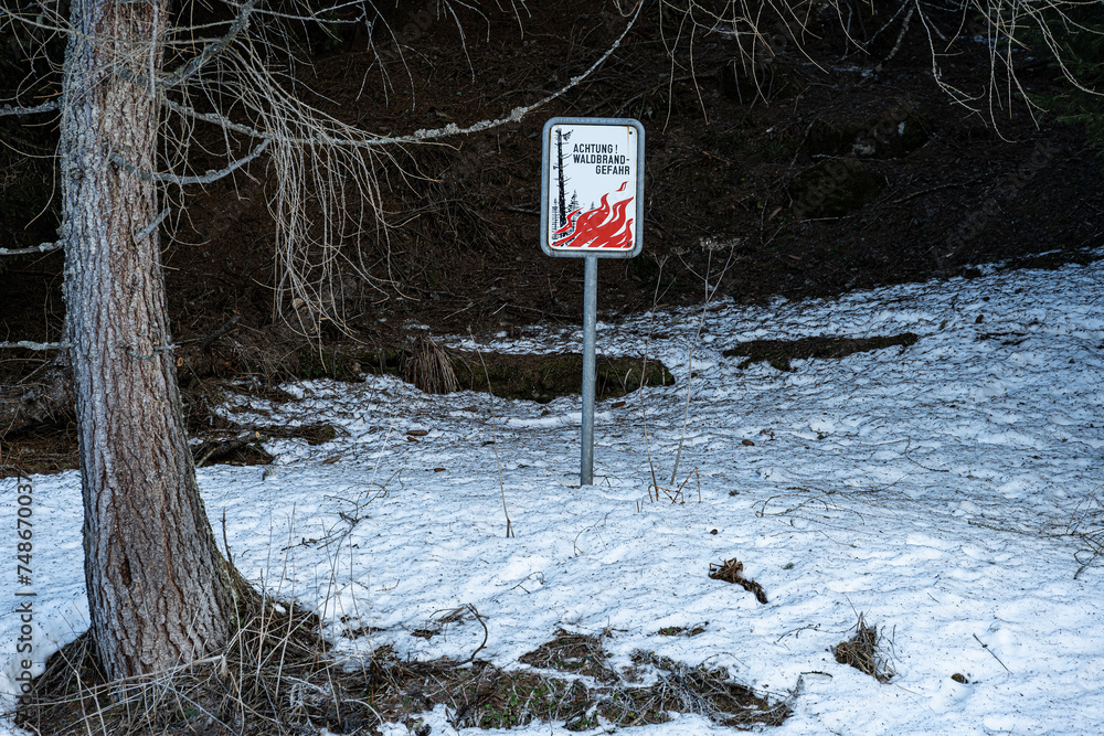 Warntafel: Waldbrandgefahr, Hospental, Kanton Uri, Schweiz - obrazy, fototapety, plakaty 
